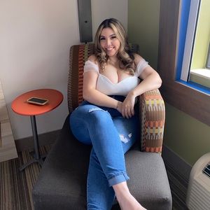 Meet your Posher, Cinthia